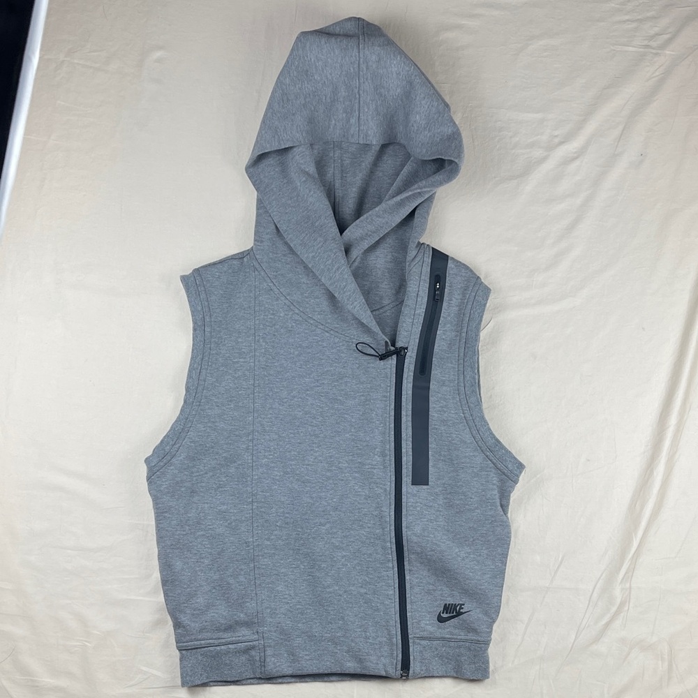 Nike Juniors Gray Hooded Vest. PLEASE NOTE THIS IS JUNIORS SIZE NOT WOMENS